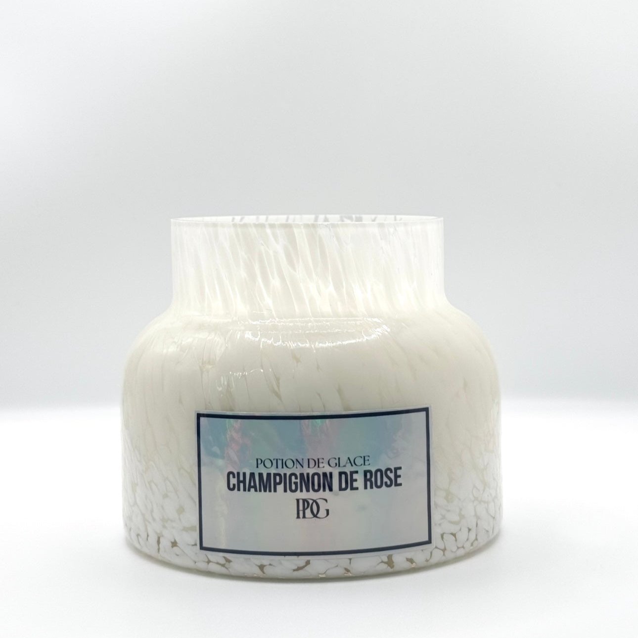 CHAMPIGNON DE ROSE scented candle in a 530g lamp jar. Made with 100% soy wax and a cotton wick, ensuring a clean and long-lasting burn. luxury candle, hand-poured, eco-friendly.