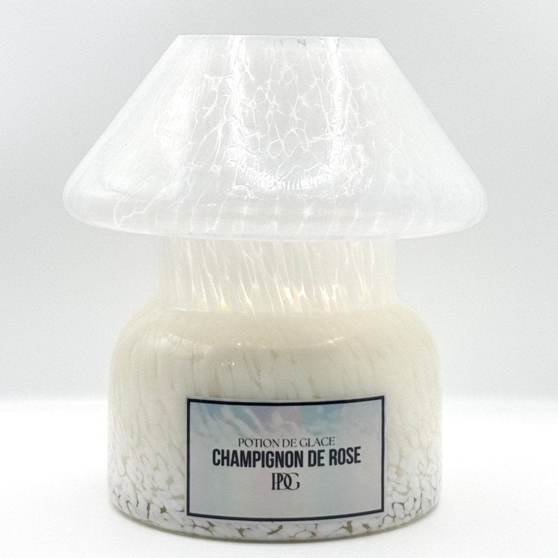 CHAMPIGNON DE ROSE scented candle in a 530g lamp jar. Made with 100% soy wax and a cotton wick, ensuring a clean and long-lasting burn. luxury candle, hand-poured, eco-friendly.