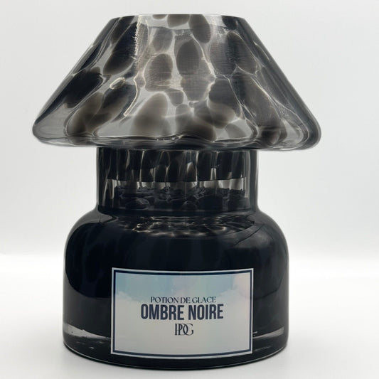 OMBRE NOIRE scented candle in a 530g lamp jar. Made with 100% soy wax and a cotton wick, ensuring a clean and long-lasting burn. luxury candle, hand-poured, eco-friendly.