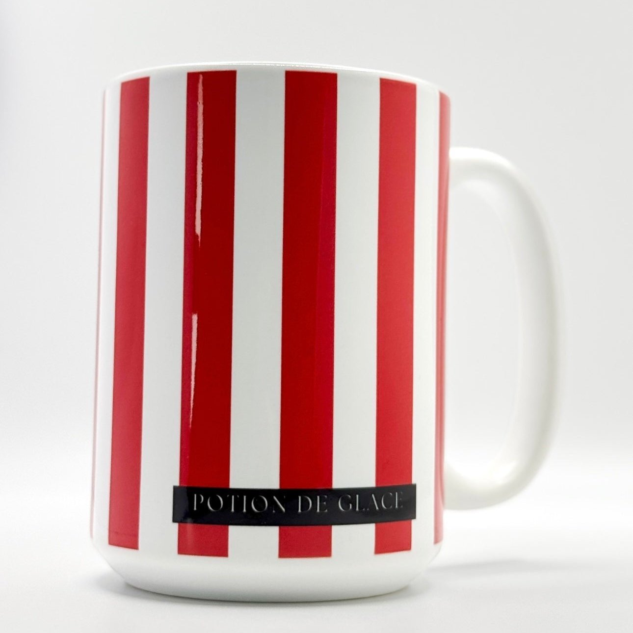 Mug Red Prestige con design di strisce rosse e frase high standards, tazza in ceramica con logo Potion De Glace