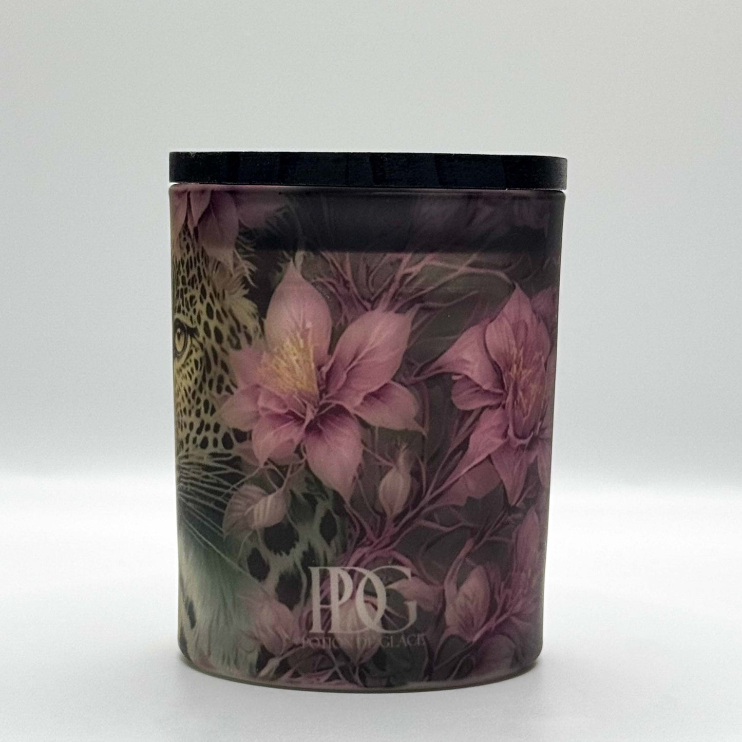 SAUVAGE ROSE Candle - Tiger and Pink
Flowers Design, 100% Soy Wax, Coconut and Vanilla Fragrance.