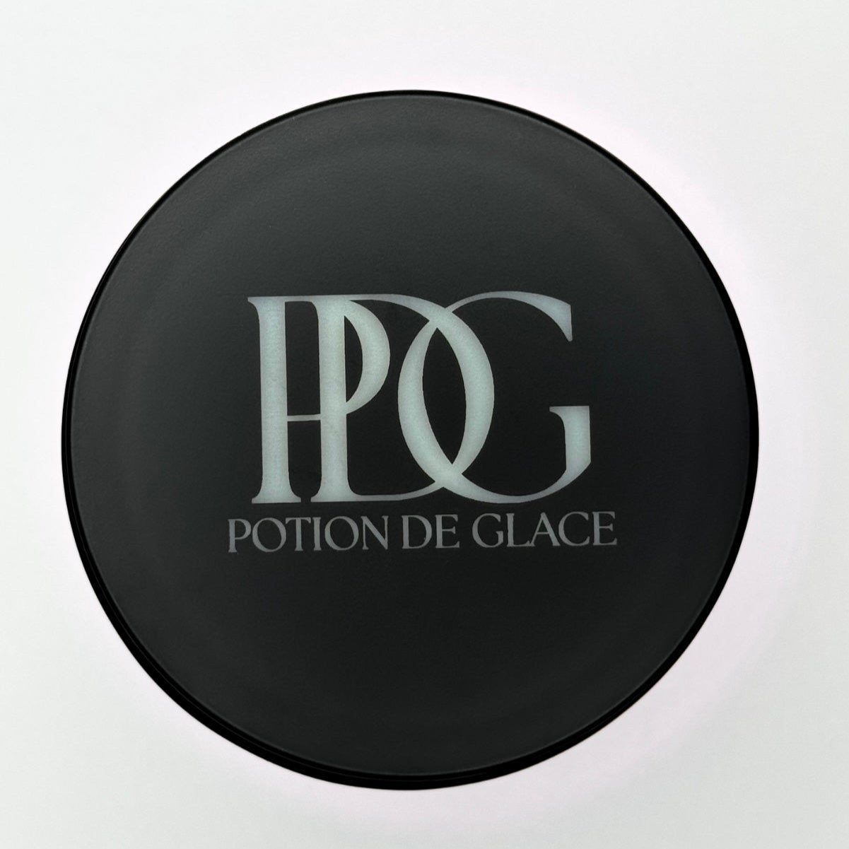 Noir Bon candle by Potion de Glace, with a mirrored pink container, made from natural soy wax and infused with a cherry fragrance. A luxurious piece to create a warm and fragrant ambiance in any space.